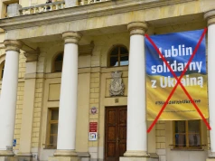 Flagi spadają, a wraz z nimi polityczna fikcja