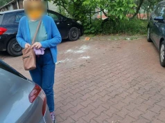 Bielany: kobieta blokowała miejsce parkingowe dla syna. Kierowca zwrócił jej uwagę, że robi to nielegalnie. Napuściła syna na kierowcę?