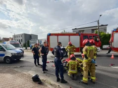 Motocyklista roztrzaskał się przed komendą policji (ZDJĘCIA)