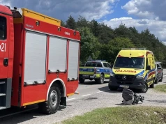 Zatrzymał przypadkowe auto, zostawił w aucie roczne dziecko i uciekł do lasu. Trwają jego poszukiwania