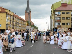 Sypanie kwiatkami zarezerwowane tylko dla dziewczynek? "Chłopcom nie wypada"