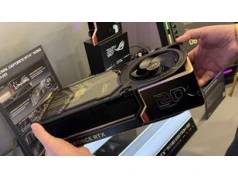 RTX 5090 w wersji jubileuszowej. ASUS stworzył kartę, obok której trudno przejść obojętnie