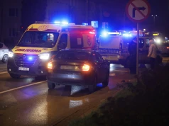 Dwie osoby w szpitalu po groźnym zderzeniu na os. Generałów. 55-latek miał wjechać na czerwonym