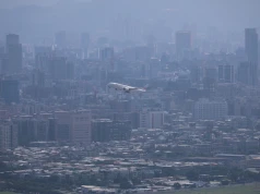 Japonia przygotowuje się na falę sztormową, gdy tropikalna burza Jangmi wyłącza prąd i przesiedla ludzi