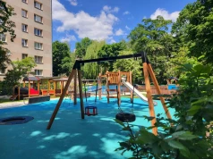 Nowoczesny plac zabaw powstał między blokami w Krakowie. Inwestycja już gotowa