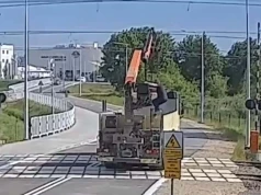 Ciężarówka zerwała sieć trakcyjną. Paraliż na kolei po błędzie kierowcy