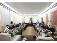 Pakiet ustaw przyjęty przez rząd. Wśród nich zakaz używania telefonów w szkołach
