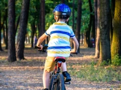 Urazy głowy czy złamanie kręgosłupa. Ten przepis ma zmniejszyć ryzyko