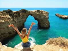 Złote klify, ukryte plaże i pełna swoboda ✨🏖️ Wycieczka do Algarve za 787 PLN 😱 Loty + aparthotel i auto✈️+🏨+🚘