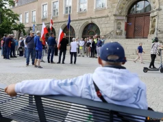 "Czujemy się oszukani". Skromny protest działaczy i sympatyków PiS przeciw podwyżkom za śmieci