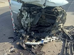 Czołowe zderzenie dwóch osobówek. Dwie osoby ranne