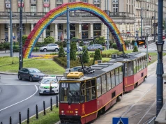 Tęcza na placu Zbawiciela miała wrócić w czerwcu. Projekt wygrał, Warszawa zwleka