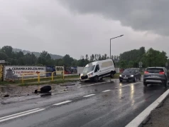 Bus z urwanym kołem. Groźne zdarzenie na drodze krajowej nr 5 w Piechowicach