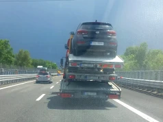 Pionowy zestaw na trasie przez Austrię: laweta, przyczepa, laweta i osobówka