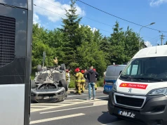 Dachowanie po wymuszeniu i jazda bez uprawnień. Policja ujawnia szczegóły kraksy