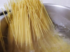 Zapomnij o gotowaniu makaronu w garnku. Szefowie kuchni polecają tę metodę
