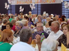 ’Dawniej wieś się znała, teraz ludzie żyją za płotami’ – seniorzy z Gminy Tarnów integrowali się na biesiadzie