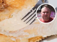 Strzelczyk od 25 lat przychodzi do tej smażalni ryb. Pokazał, co faktycznie jest pod panierką