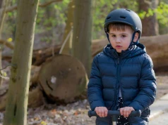 Od dziś obowiązkowy kask dla rowerzystów i kierujących hulajnogami do 16. roku życia