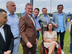 Konin. Przy rondzie Mazowieckiego. „Demokracja to święto wolnego człowieka”