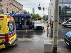 BMW zderzyło się z tramwajem. Duże utrudnienia w centrum Wrocławia