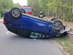 Uderzył w latarnię i dachował