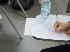 Schowali słuchawki głęboko w uchu, by oszukać na egzaminie. Teraz lekarze muszą ratować nastolatków