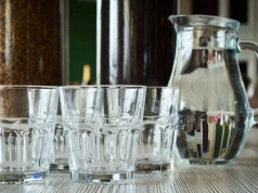 Pomysł darmowej wody wraca w innej ustawie. 0,5 litra na życzenie klienta w naczyniu wielorazowym