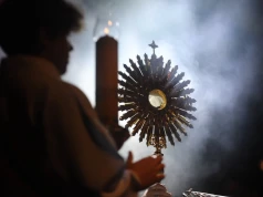 Kard. Grzegorz Ryś podczas uwielbienia „Jestem”: Eucharystia uzdalnia nas do miłości