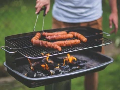 Co Polacy kupują na grilla? Kiełbasa nadal króluje, ale rośnie nowy trend