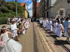 Boże Ciało we Wrocławiu. Tłum wiernych przeszedł w procesji z Ostrowa Tumskiego na Rynek