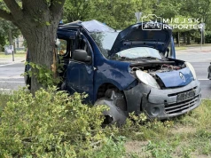 Renault wpadło w poślizg na Słomińskiego i uderzyło w drzewa. Dwie osoby w szpitalu