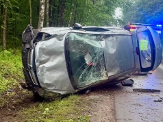 Dachowanie auta na drodze Hołubla–Siedlce. Dwie osoby pod opieką ratowników