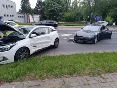 Wypadek na ul. Nałęczowskiej w Lublinie. Tesla zderzyła się z Hyundaiem