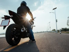 Przeciwskręt to podstawa jazdy motocyklem. Kierowcy często nie rozumieją dlaczego