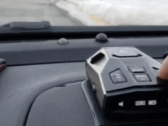 Ostrzegamy! Uważaj na detektor radarów McFlash za 249 zł. Sprzedaje go firma zarejestrowana na parkingu