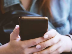 Twój telefon cię nie podsłuchuje. To stąd "wie", o czym rozmawiasz