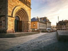 Ponad 124 mniejszy od Polski, a atrakcji nie brakuje. Idealny na krótki wyjazd