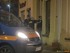 Nocne zakłócanie porządku publicznego na starówce. Zatrzymano 20-latka z zielonym suszem