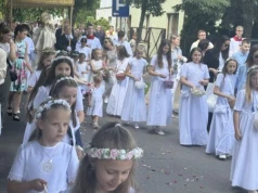 Procesja Bożego Ciała w parafii św. Stanisława BM w Wieluniu przeszła ulicami osiedla Wyszyńskiego (zdjęcia)