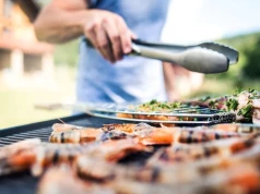 Więcej kiełbasy, wody i piwa bezalkoholowego. Jak zmienia się „zestaw grillowy” Polaków?