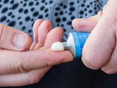 Maść z apteki działa lepiej niż drogie kremy. Kupisz za mniej niż 10 zł. Widocznie zmniejszy zmarszczki