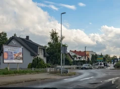 Pościg zakończony spektakularnym przejazdem przez rondo
