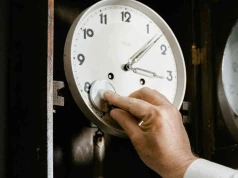 Czy czas może płynąć na dwa sposoby? Zegar pokaże granicę świata
