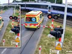 Karetka utknęła pomiędzy szlabanami. Po chwili wjechał pociąg. Jest nagranie