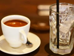 Zamawiasz espresso, dostajesz też wodę. Nie wszyscy piją ją we właściwym momencie. "Są dwie szkoły"