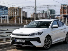 JAC J7 Plus to konkurent Camry i Superba w cenie Dacii. Tylko 89 900 zł