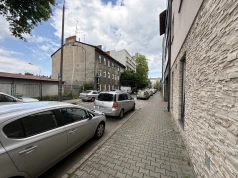 Mieszkańcy ulicy Szkolnej apelują o przywrócenie miejsc parkingowych. Spór o zmiany w organizacji ruchu