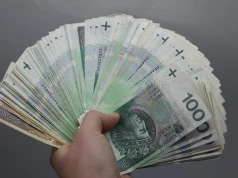 38-latka straciła blisko 800 tysięcy złotych. Uwierzyła oszustom podszywającym się pod bankowców i policjanta