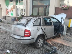 Wjechał autem w budynek